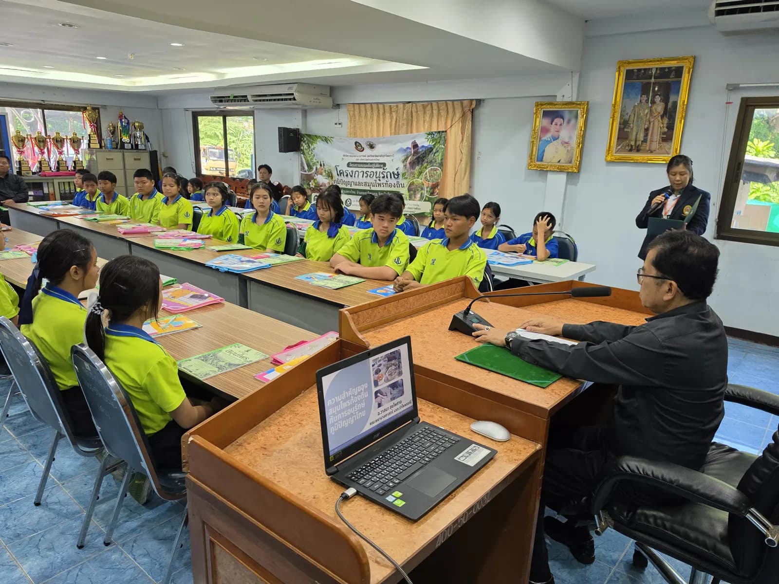 ภาพจากกิจกรรมครั้งที่ 4 อบรมให้ความรู้เรื่องสมุนไพรและการต่อยอดเพื่อสร้างอาชีพและเพิ่มรายได้